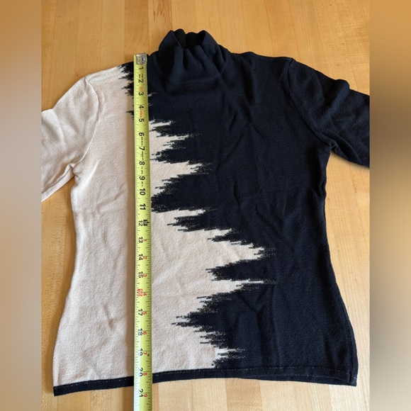 ESCADA Short Sleeve Knit Top in Black & Beige with Gold Threads Size 36/S *EUC* - Picture 9 of 10